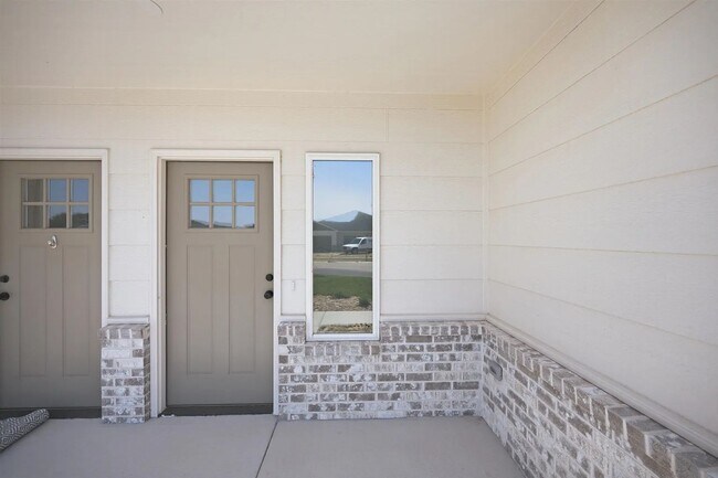 Building Photo - 119 N Mendocino Ct