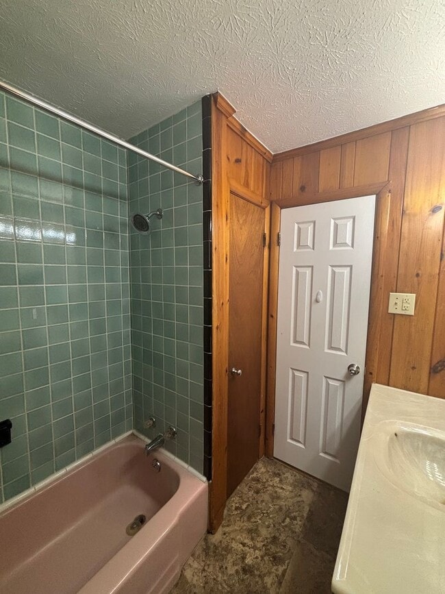 Building Photo - Updated 3bd/2bth home with Remodeled Maste...