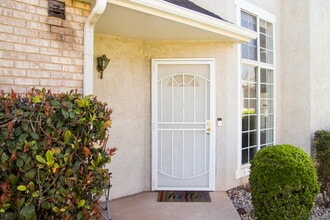 Building Photo - Spacious 4-Bed, 3-Bath Townhouse Retreat i...