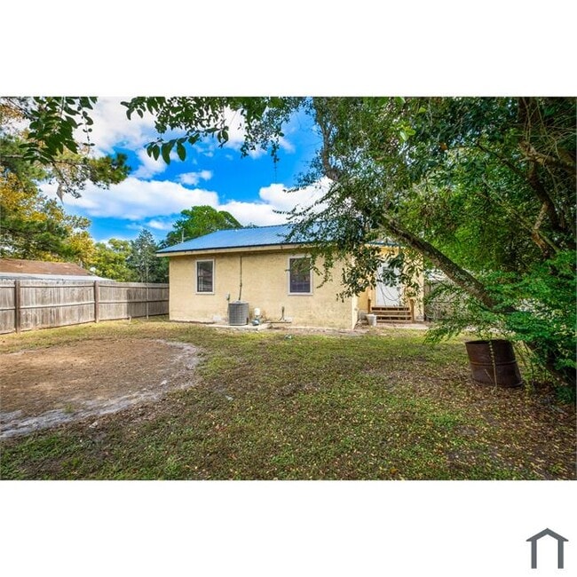 Primary Photo - 12716 Gillespie Ave