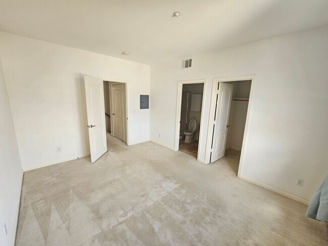 Building Photo - Modern, Private 2 Bed/2 Bath Condo with At...