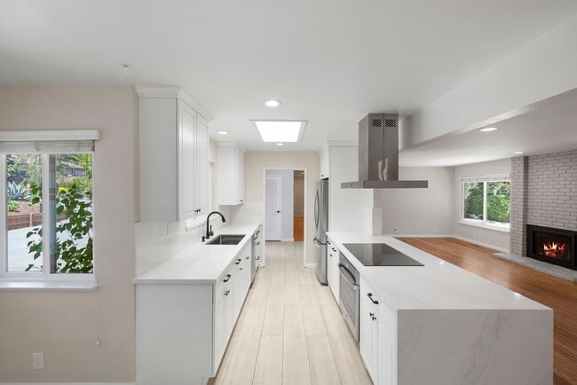 Building Photo - Spacious Menlo Park Retreat with 6 Bedroom...