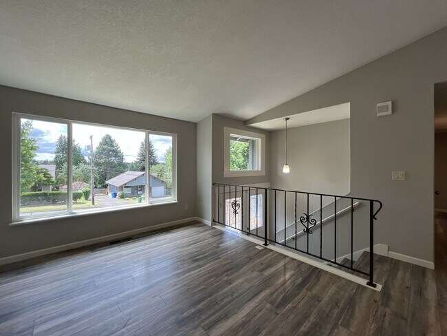 Building Photo - Spacious Milwaukie Home with Bonus Room, Large Fenced Yard and Shed/Workshop