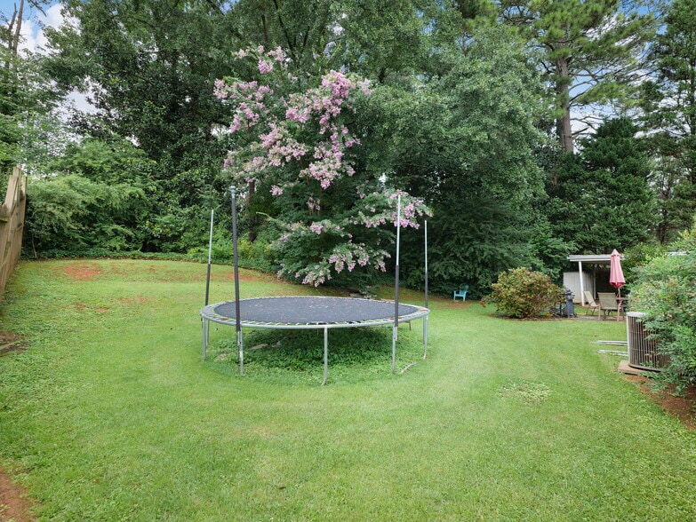 Building Photo - 1870 Briarlake Cir