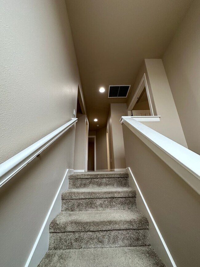 Building Photo - Inviting 4 Bedroom Home with Spacious Layo...