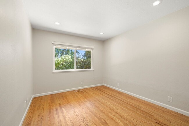 Building Photo - Spacious Menlo Park Retreat with 6 Bedroom...
