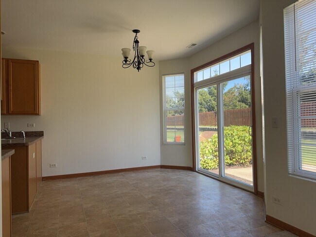 Building Photo - 2216 Evergreen Cir