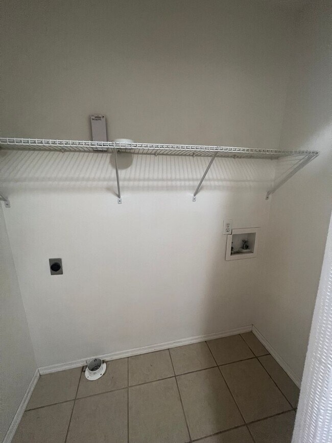 Building Photo - Adorable 3 Bedroom property with a sunroom...