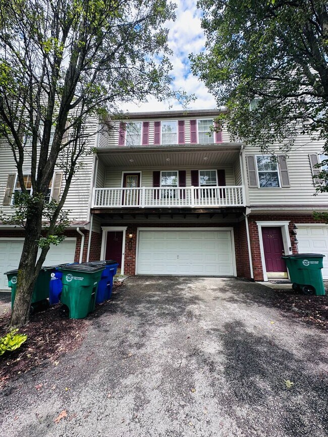 Primary Photo - 3 Bedroom 2.5 Bath Townhouse
