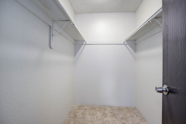 Building Photo - Penthouse level condo with views of canal and trail!