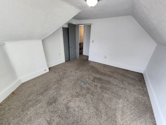 Building Photo - Spacious 2-Bedroom, 1-Bathroom Home AVAILA...