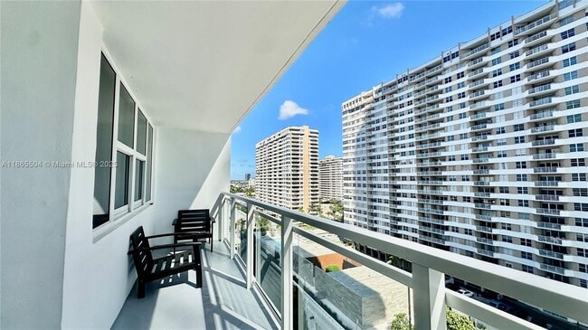 Building Photo - 2030 S Ocean Dr