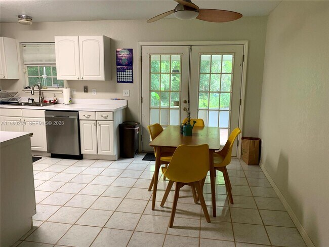 Building Photo - 325 E Plymouth Ave