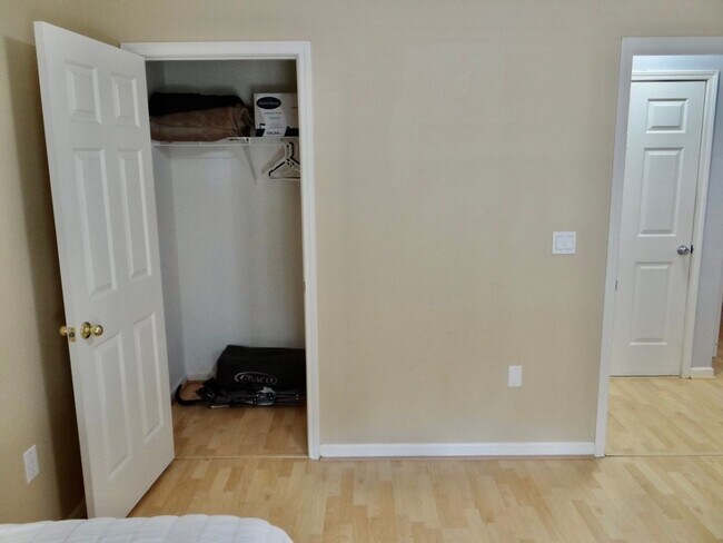 Building Photo - Cross gate Villas (Clean, Updated, Furnished, Medium Term Rental w/Huge Screened Porch Overlookin...