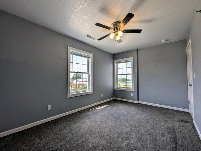 Building Photo - 1317 B Ave W