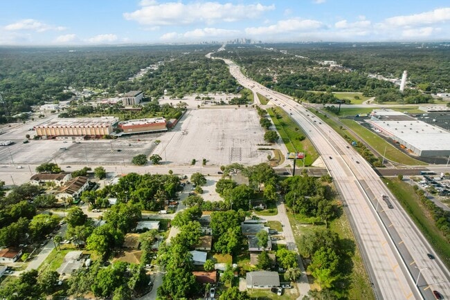 Building Photo - 3bdrm/1bath Home with large fenced yard  ** Section 8 OK ** $1,695.00