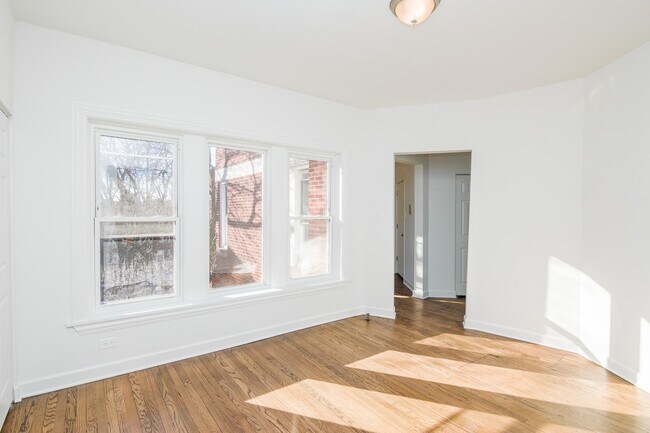 Building Photo - 6579 N Lakewood Ave