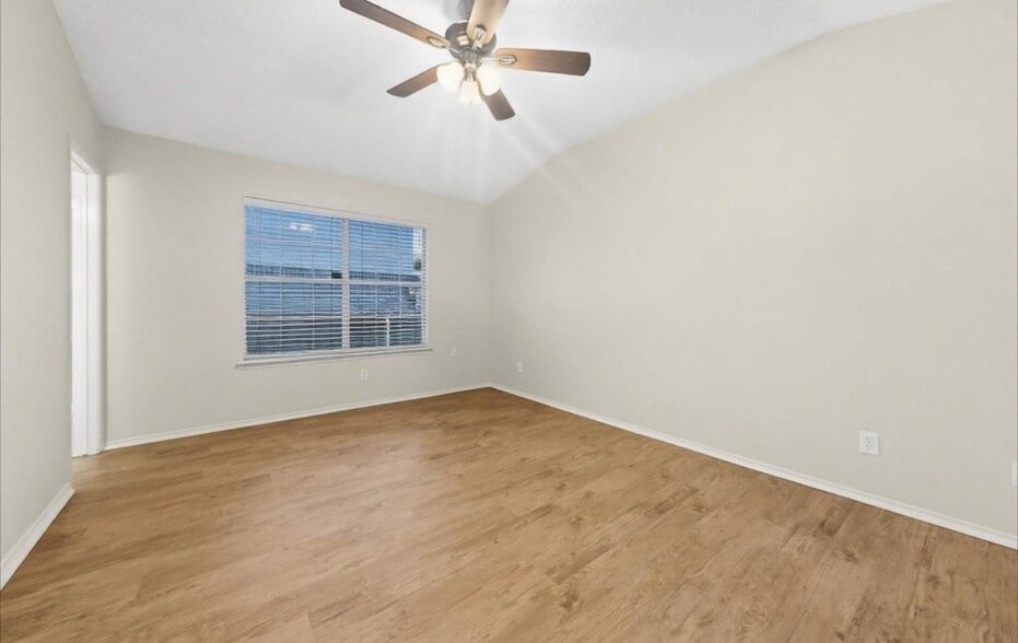 Building Photo - 702 Woodcrest Dr