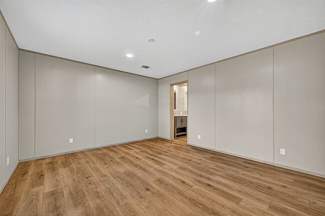 Building Photo - 1115 1 Oak Chase Rd