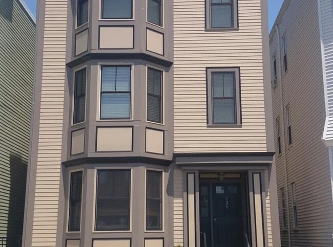 Building Photo - 736 E 6th St