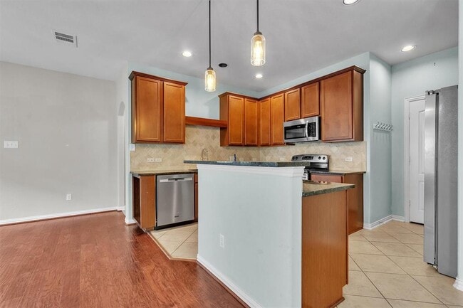 Building Photo - 204 Chickadee Ln