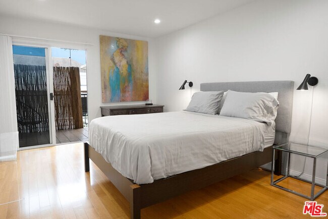 Building Photo - 943 12th St