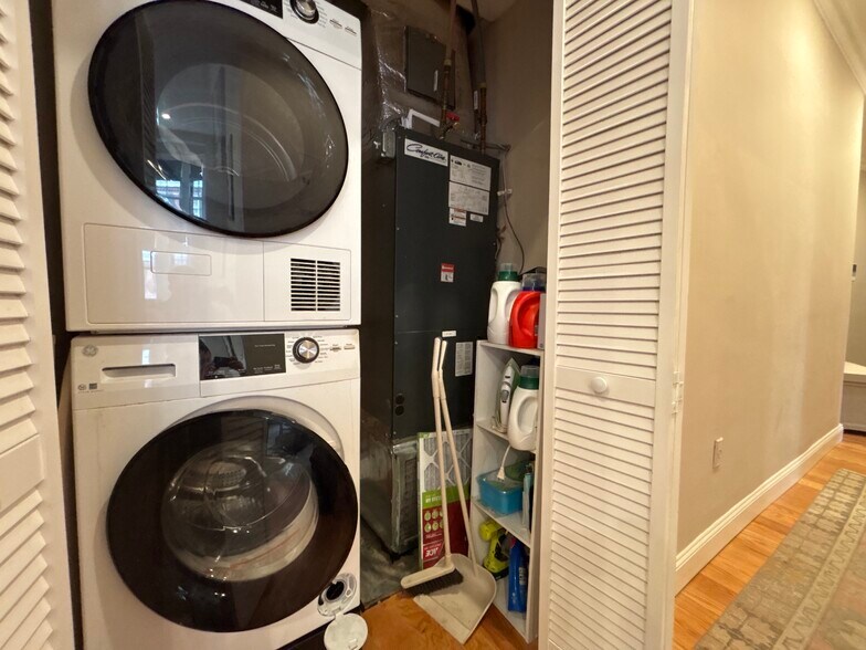 Building Photo - 92 Pinckney St