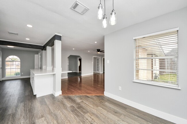 Building Photo - 15423 Ridingwood Dr