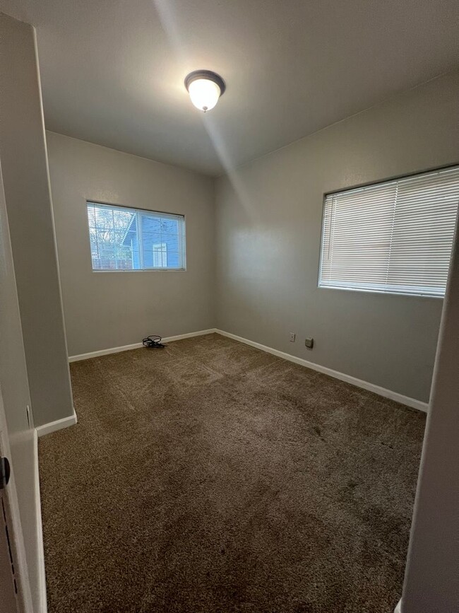 Building Photo - 3 Bedroom, 2 Bathroom Home - Located near ...