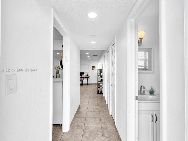 Building Photo - 5130 SW 40th Ave