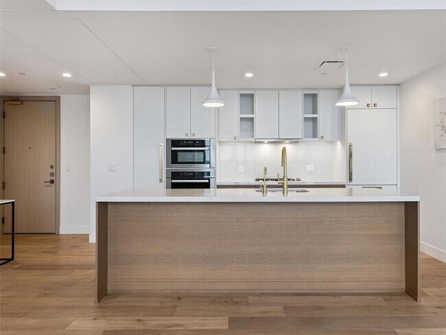 Building Photo - 70 Rainey St