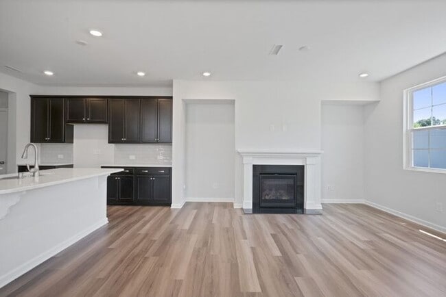 Building Photo - End Unit Townhome | Screened Back Porch | ...