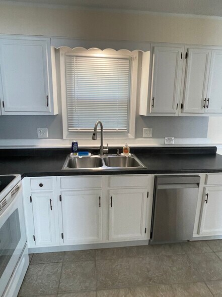 kitchen - 207 Wellons Dr