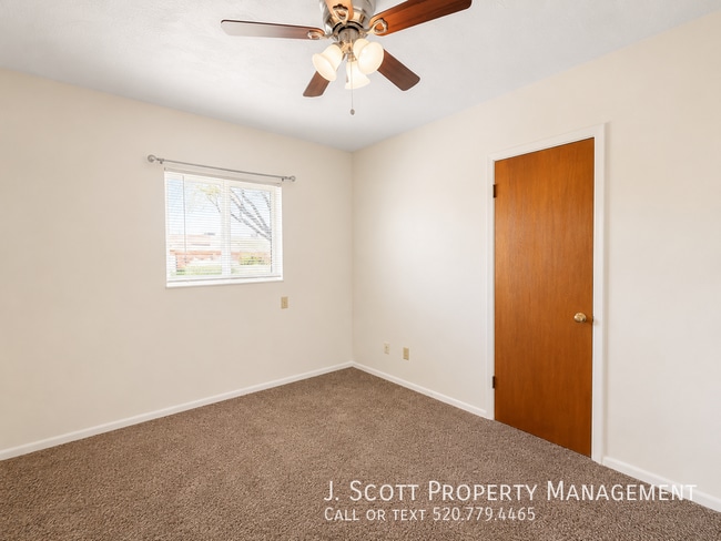 Building Photo - 924 W Mercer Ln