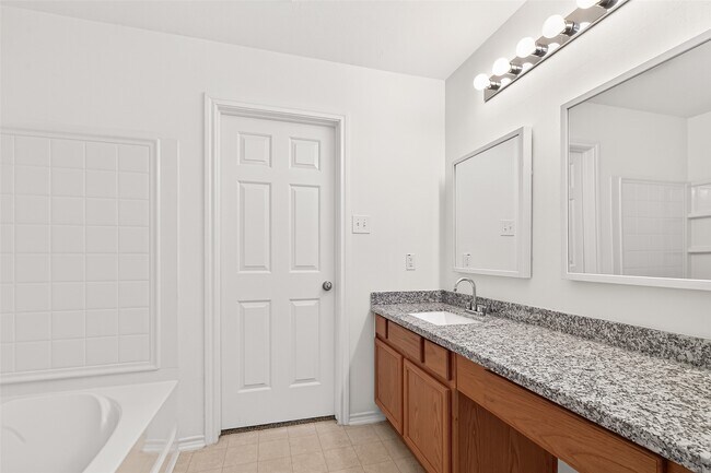 Building Photo - 10 Druids Glen Pl