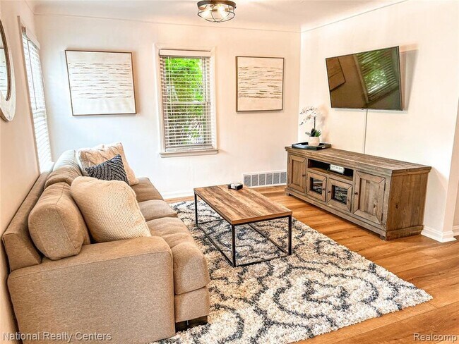 Building Photo - 2108 N Wilson Ave