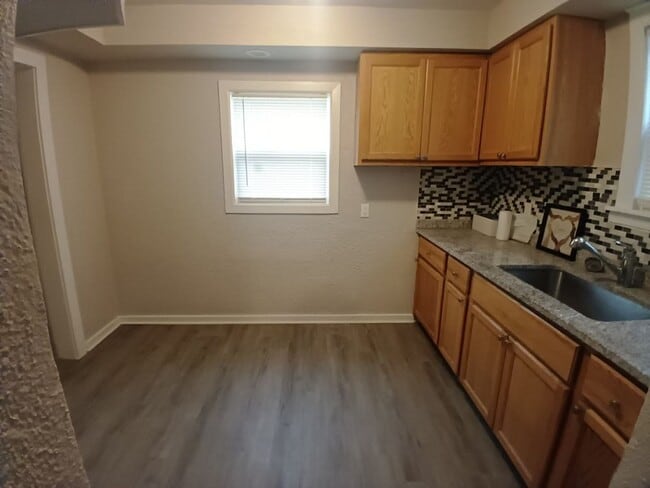 Building Photo - 3 Bedroom Colonial