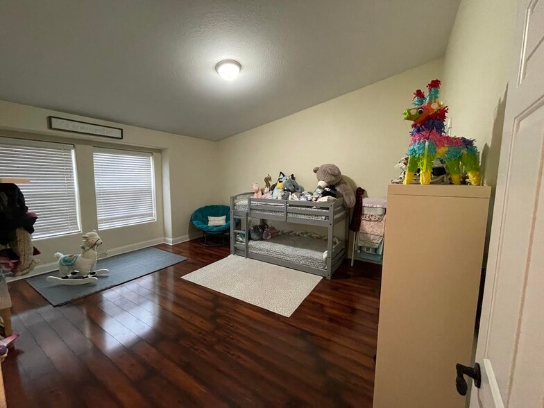 Huge second bedroom - 320 Jennifer Ln
