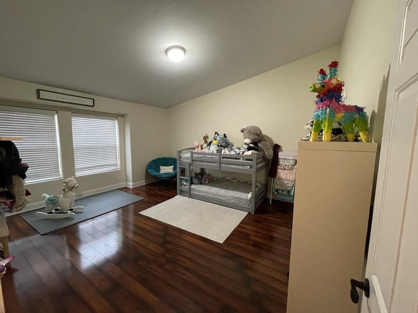 Huge second bedroom - 320 Jennifer Ln