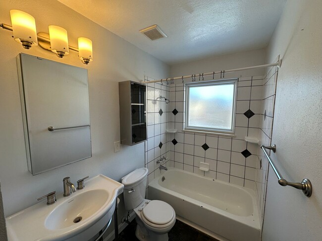 Building Photo - South Boulder Gem: 3 Bed, 2 Bath with Stunning Flatiron Views & Hardwood Flooring throughout!