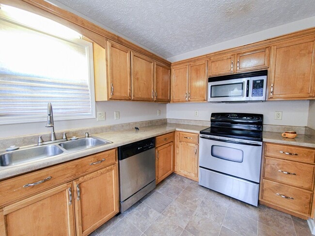 Building Photo - Pet Friendly Three Bedroom!