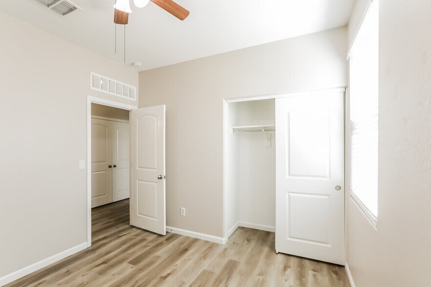 Building Photo - 6861 S Blue Hills Dr