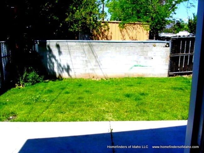 Building Photo - Beautiful 2-Story Row Home! Lawn Maintained!