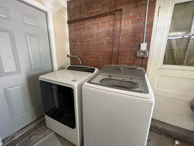 Building Photo - One Bedroom - Garfield District - Classic ...
