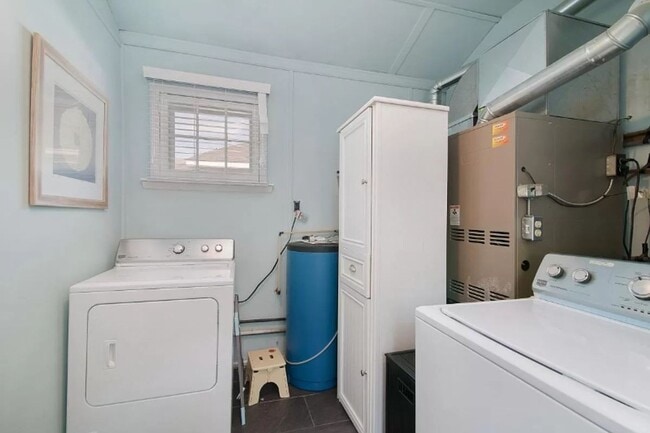 Building Photo - Lakefront 4 bed 2 bath home