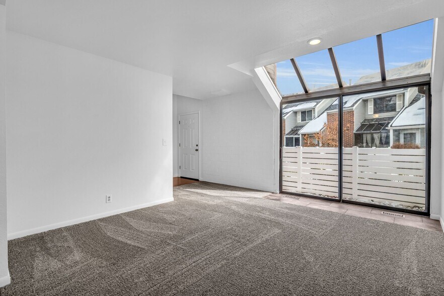 Building Photo - 955 E Essex Court Way