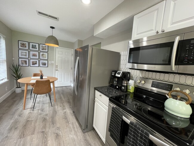 Building Photo - 10200 Quail Valley Blvd