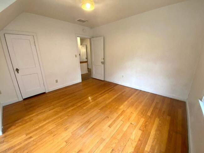 Building Photo - 5 bed 1.5 Bath Single Family Home! Near NDSU!