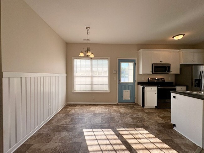 Building Photo - Move-In Ready, Fenced-In Backyard, Pet Friendly, One Story Home – Convenience Meets Comfort!