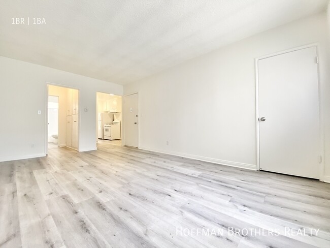 Building Photo - 636 N St Andrews Pl